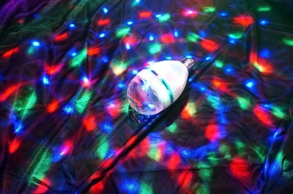 LED 七彩自動旋轉燈泡-2 201312121431228i4I